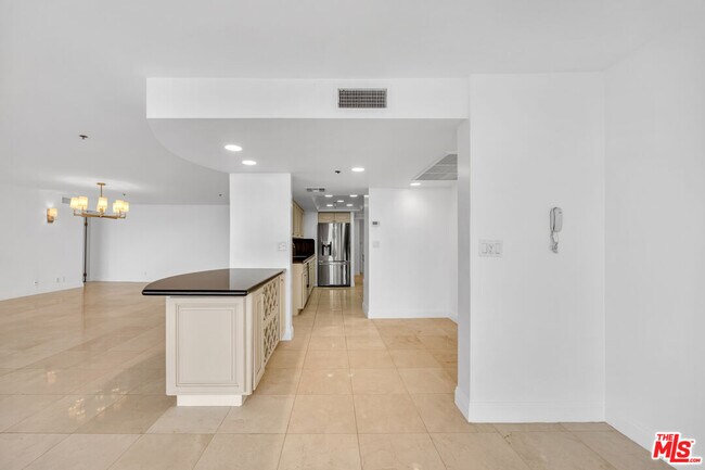 Building Photo - 10660 Wilshire Blvd