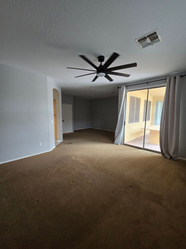 Building Photo - 3 Bedroom, 2 Bath with Den Available Now!