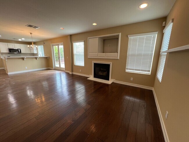 Building Photo - Tustin 3 bed 2.5 bath + office and bonus room