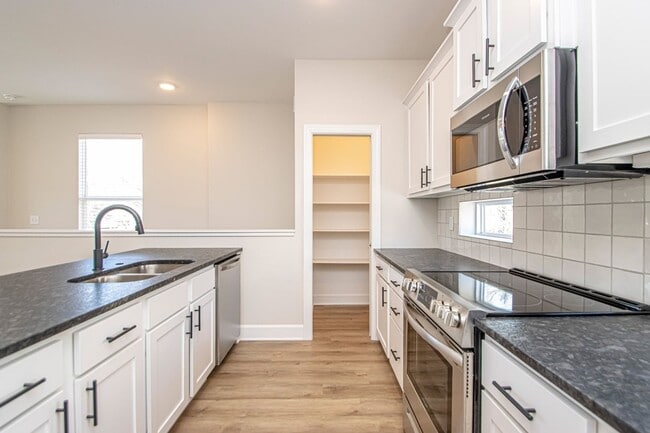 Building Photo - 2 Bed 2 Bath 2 Car Garage Townhome in Rock...