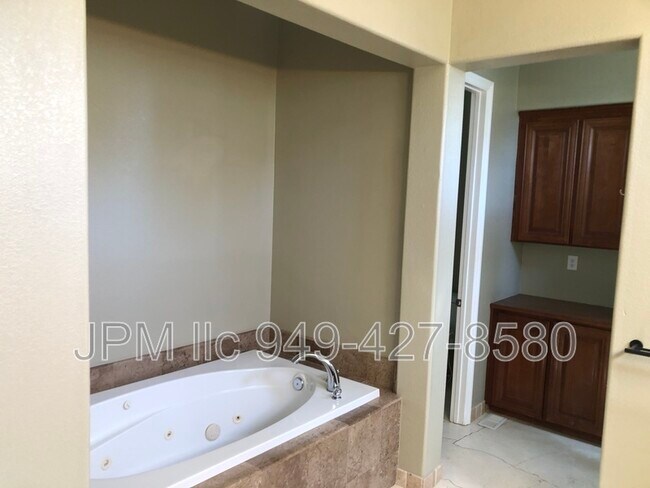 Building Photo - 3000 Granite Pointe Dr