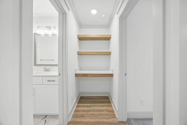 Building Photo - 3 Bedroom 2 1/2 Bath Luxury Home Near Madison Street!