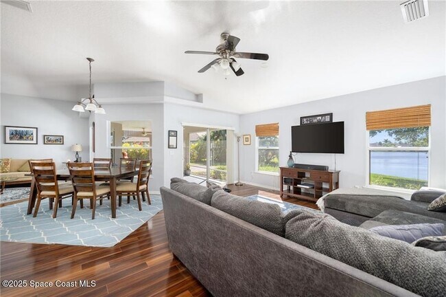 Building Photo - 935 Southlakes Way SW