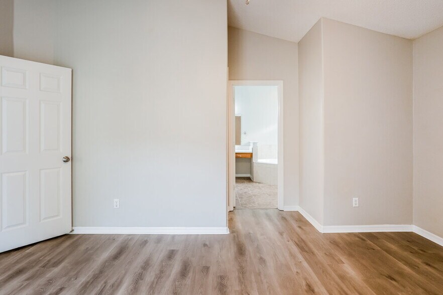 Building Photo - 1496 Sunset Village Blvd