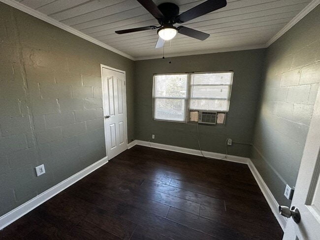 Building Photo - Cute 2/1 Duplex in Ybor City! Ask about our specials!! Apply for FREE This Holiday Season!