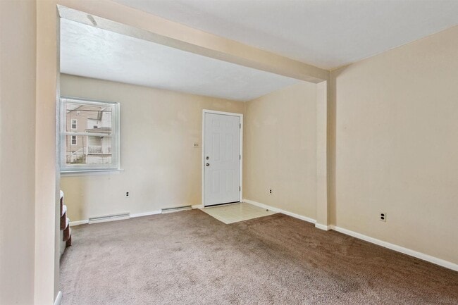 Building Photo - Coming Soon - 2 Bedrooms 1 bath - Dallasto...