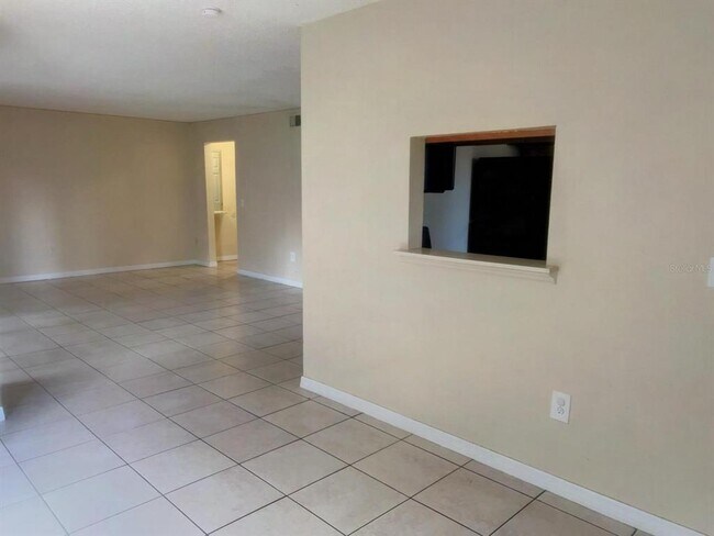 Building Photo - 4027 Versailles Dr