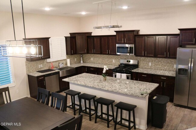 Building Photo - "Spacious 5-Bed, 4-Bath Furnished Gem in E...