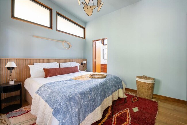 Building Photo - 515 Claire Dr NE