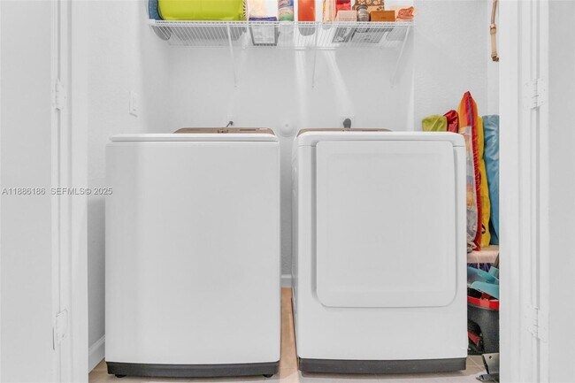 Building Photo - 424 NE 4th Ave