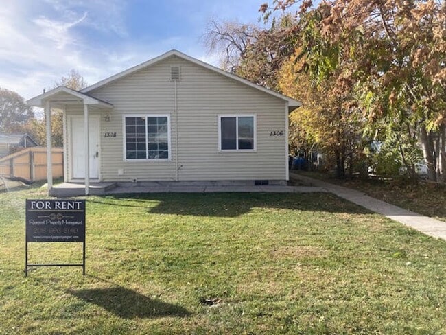 Primary Photo - 3 bed 1 bath duplex