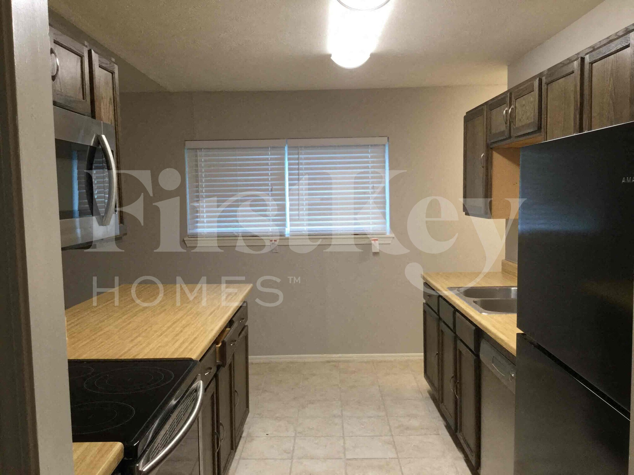 Building Photo - 717 Redbud Dr