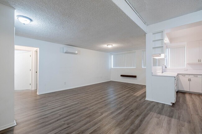 Building Photo - Spacious 1 bed 1 bath apartment in Santa Monica! ** 1 GARAGE PARKING SPACE INCLUDED!**