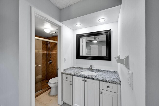 Building Photo - 906 Twin Lakes Dr