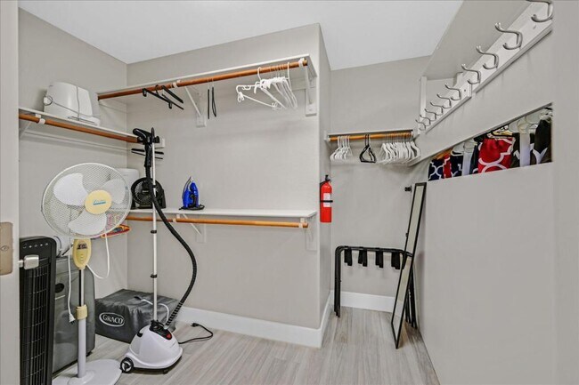 Building Photo - 2735 Peekskill Ave