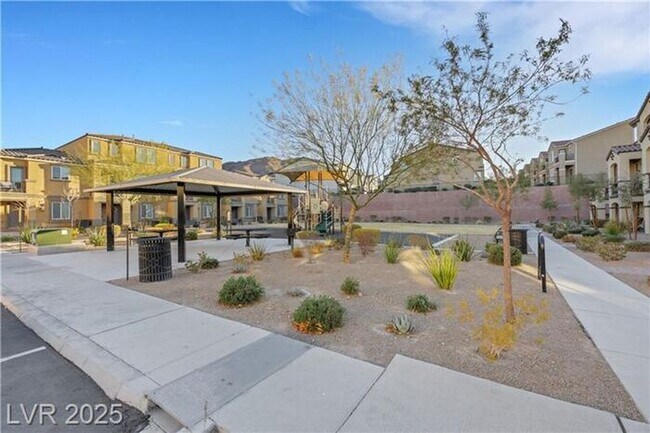 Building Photo - Modern 4-Bed Townhouse in Henderson