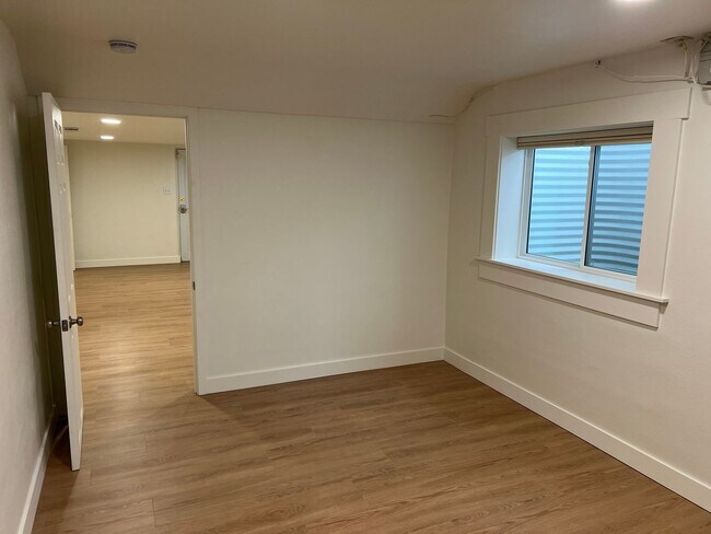 Building Photo - 841 Red Apple Rd