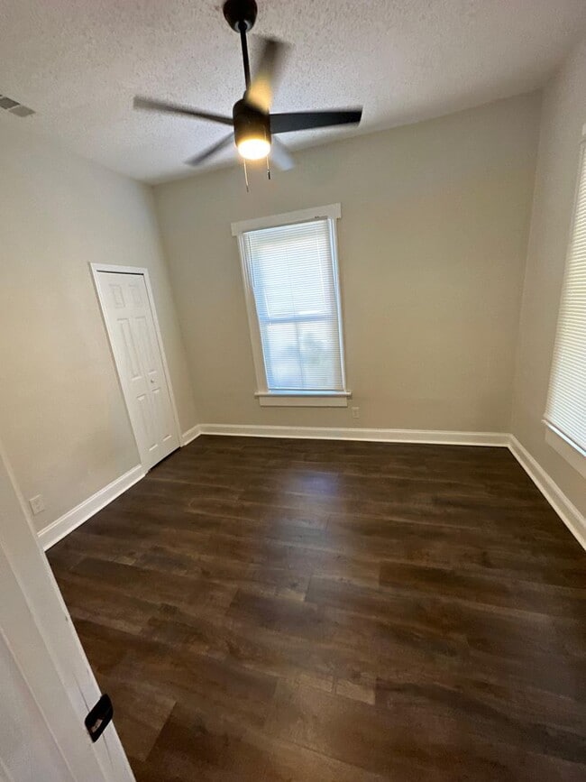 Building Photo - Fully Renovated 4/1-Single Family  Availab...