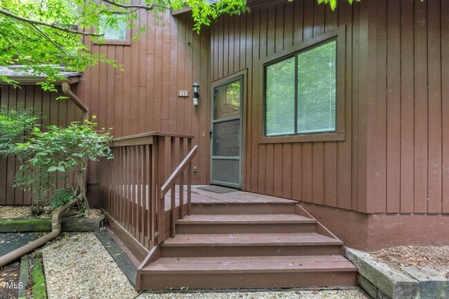 Building Photo - Spacious and Renovated 3BR Townhome in Cha...