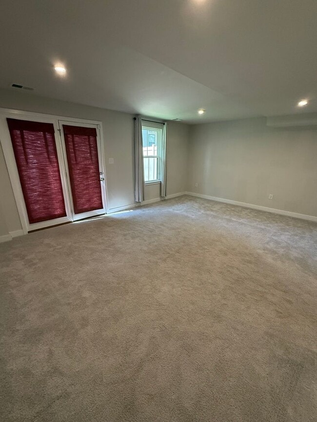 Building Photo - 3 Bedroom Townhouse - City Living with a G...