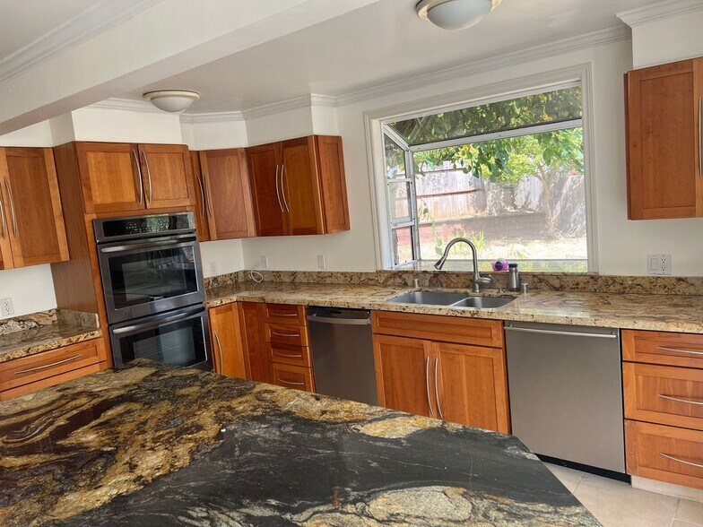 Building Photo - 6 Mount Hood Ct