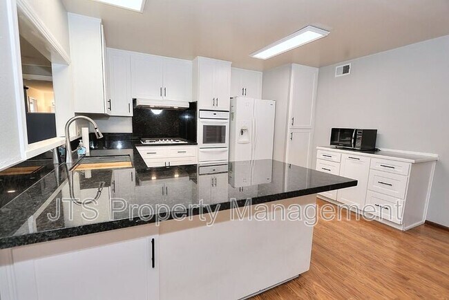 Building Photo - 2128 W La Loma Dr