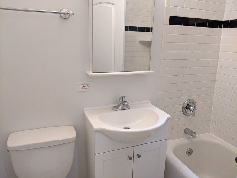 Building Photo - 716 Reba Pl