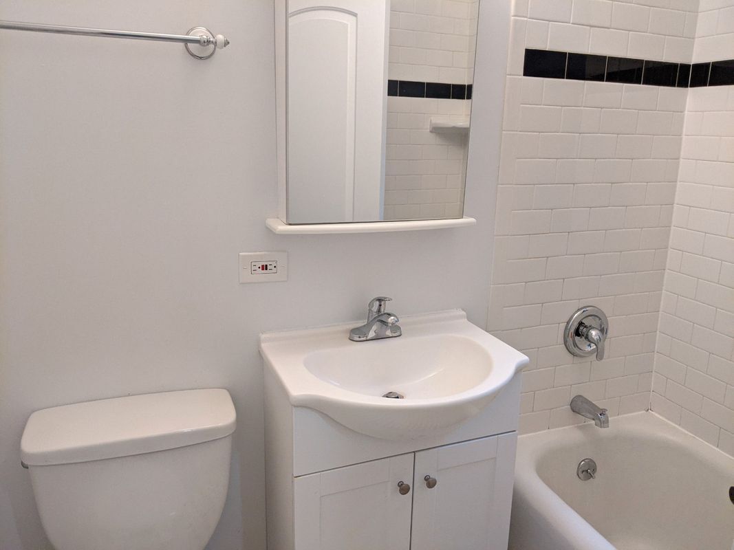 Building Photo - 716 Reba Pl