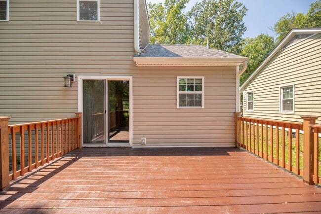 Building Photo - (Coming Soon) Renovated Home just minutes from Uptown!