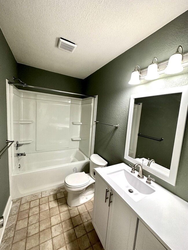 Building Photo - 108 S Hawthorne Ave