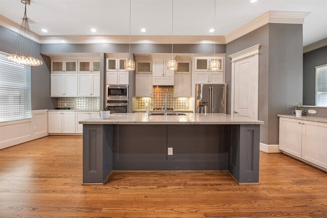 Building Photo - 212 W 6th St