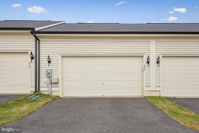 Building Photo - 805 Basswood Dr