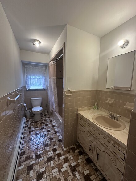 Full Bathroom - 40 Union Ave