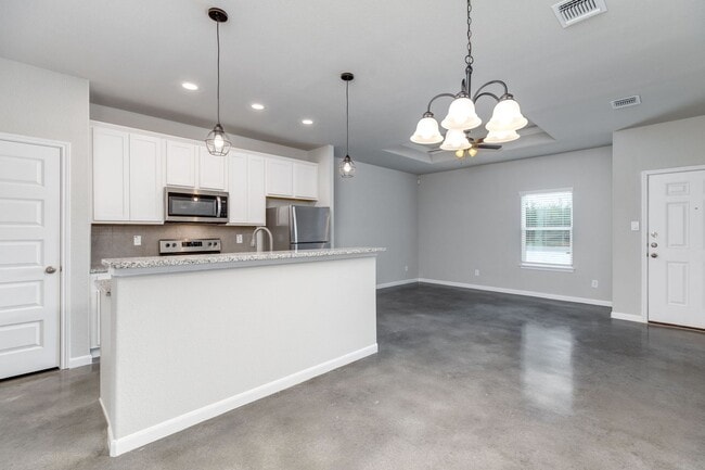 Building Photo - Charming & Spacious Duplex Retreat in Seguin!