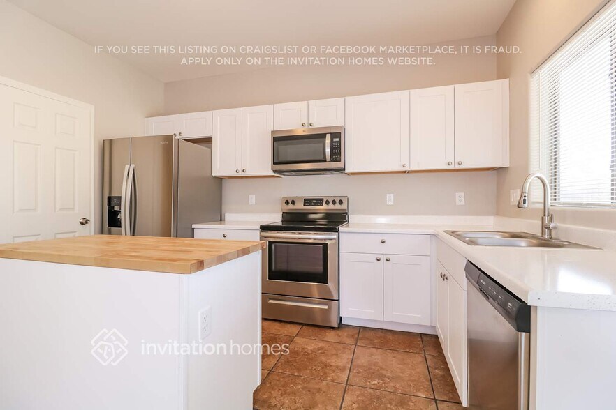 Building Photo - 1421 S 123rd Dr