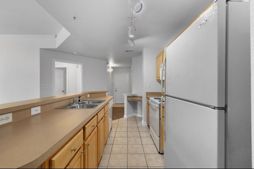 Building Photo - 405 S Villa San Marco Dr