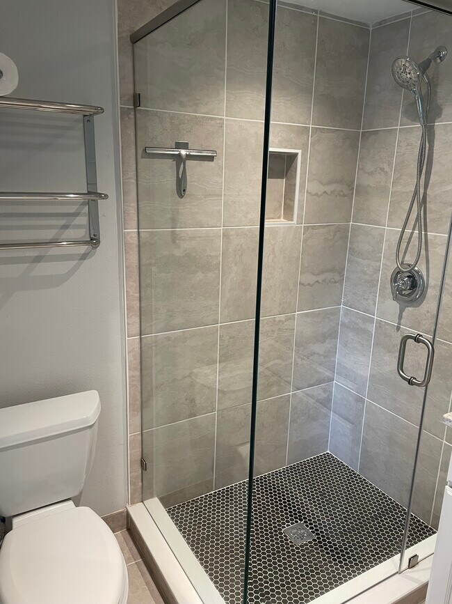 Building Photo - 1430 Lake Weldona Dr