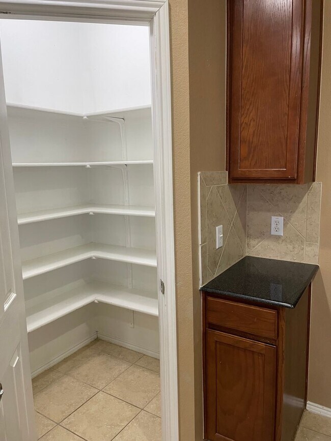 Building Photo - Available Now! Spacious & Well-Maintained ...