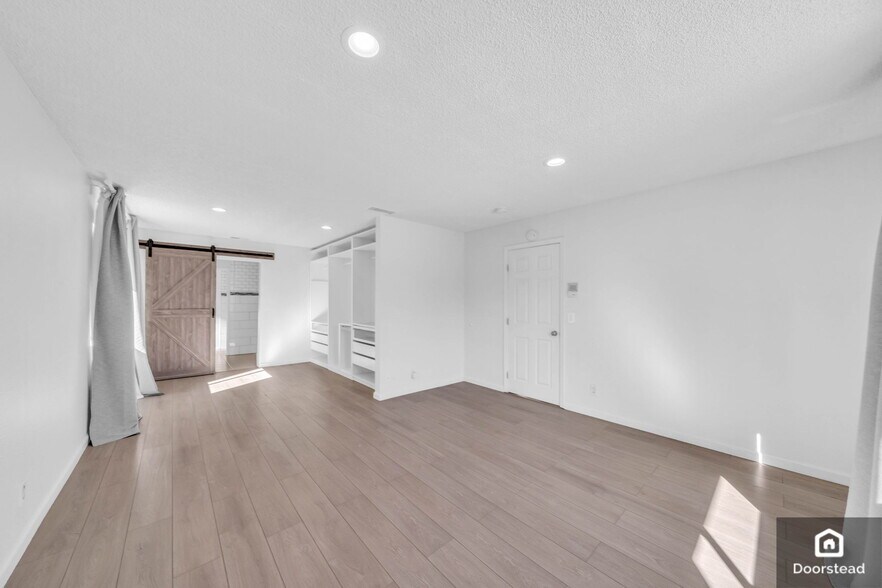 Building Photo - 7239 Balboa Blvd