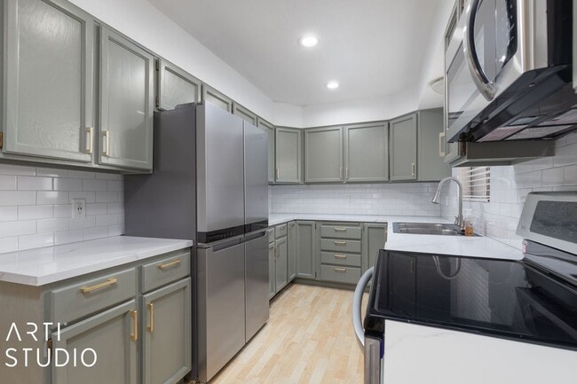 Building Photo - Fully Renovated 4-Bedroom Townhome in Prim...