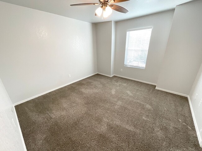 Building Photo - Outstanding 3 bedroom/2.5 bath home in established neighborhood just minutes from Lackland AFB an...