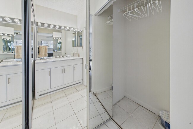Building Photo - 15451 Pembridge Dr