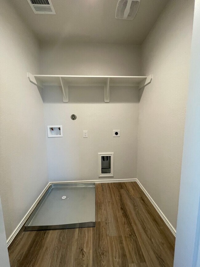 Building Photo - Secure Your Spot – 3 Bedroom, 2.5 Bath Home in Houston