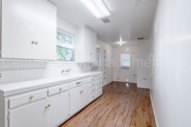 Building Photo - 347-351 E Marengo Ave