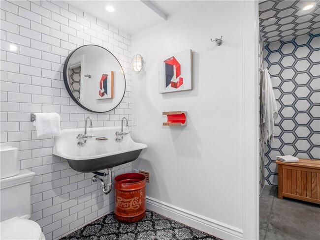 Building Photo - 3403 Laurel Ave