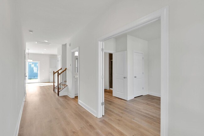 Building Photo - Beautiful 4BR 2.5BA Home w/ Full Appliance Kitchen • Garage Parking •