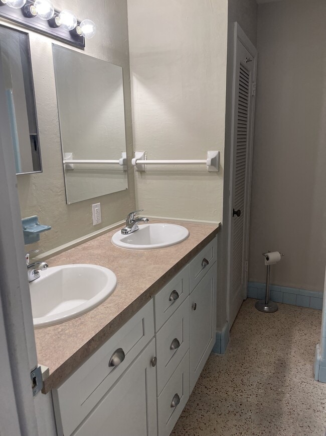 Building Photo - 2909 Collier Ave