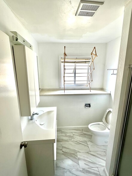 Building Photo - 733 Balra Dr