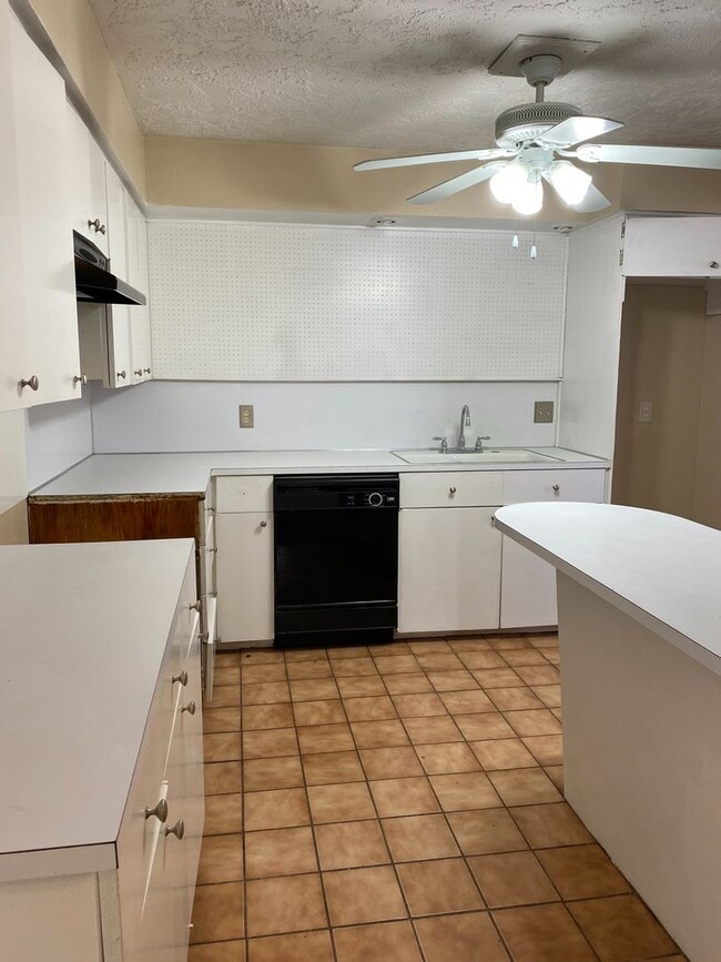 Building Photo - Mid-Century Modern Home close to Bonham Middle School