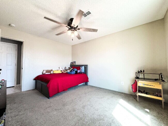 Building Photo - "Spacious 3 Beds, 2 baths Home with Inviti...